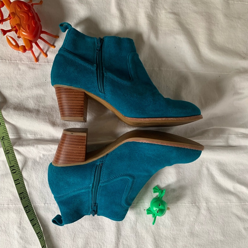 Dolce Vita suede size 8 turquoisey-blue ankle heeled boots